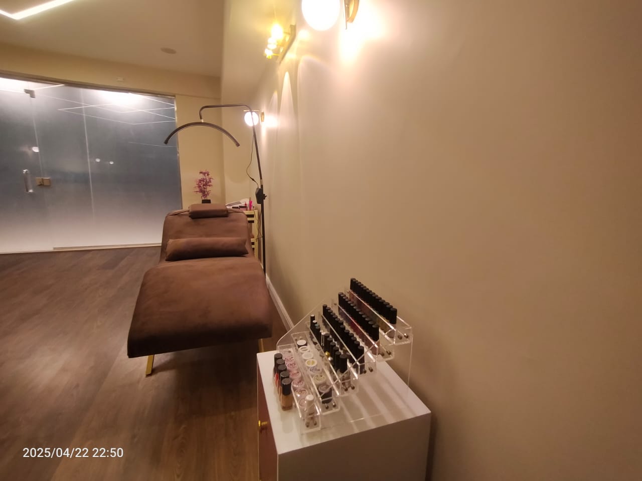 Professionelle Nagelpflege und Maniküre – Womanhood Beauty Salon