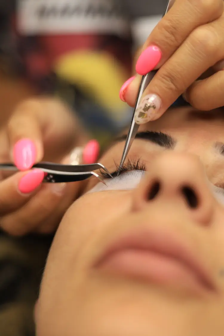 Wimpern- und Augenbrauenbehandlungen in Hurghada für definierte Brauen und natürlich schöne Wimpern